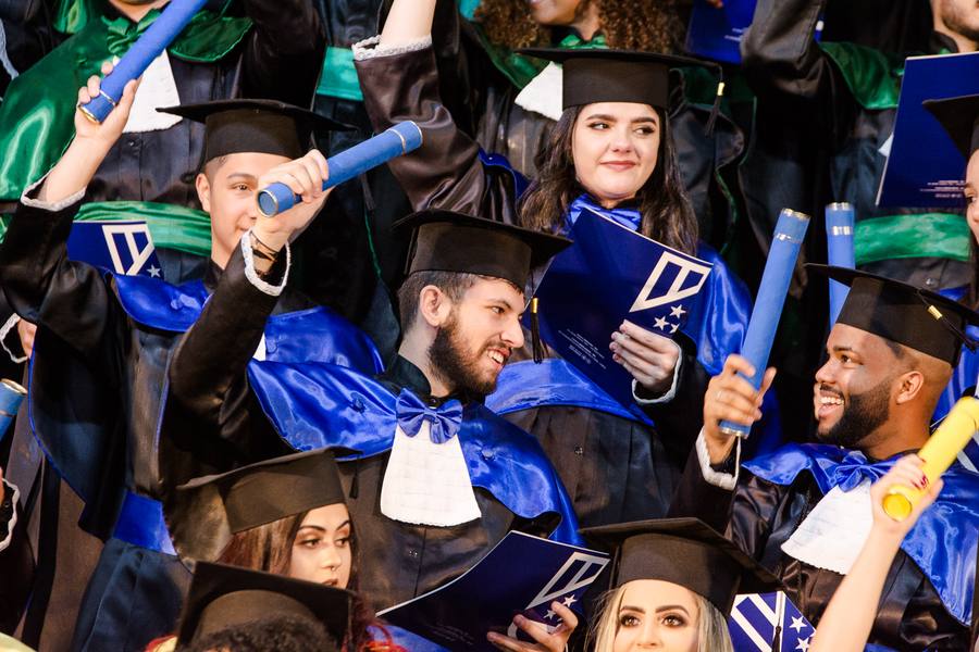 Ensaio de formatura com beca em Uberaba